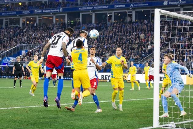 Soccer I Men I Season 2024 2025 I 2 Bundesliga I 29 Matchday I Hamburger SV Eintracht Braunschweig I 11 04 2025 Davie Selke 27, Hamburger SV heads the goal for 1 2 Hamburg Volksparkstadion Hamburg Germany Copyright: xLobecax xHenningxRohlfsx