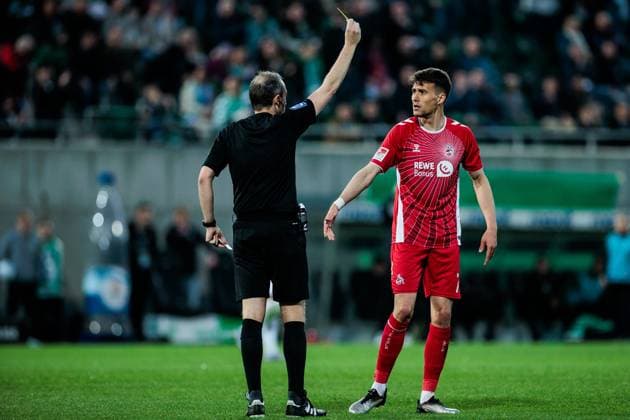 2 Soccer Bundesliga SpVgg Greuther Fürth 1 FC Köln 11 04 2025 Referee Patrick Alt shows yellow against Dejan Ljubicic 1 FC Köln, 7 2 Soccer Bundesliga, SpVgg Greuther Fürth 1 FC Köln, Fürth, Sportpark Ronhof Thomas Sommer on 11 04 2025 DFL REGULATIONS PROHIBIT ANY USE OF PHOTOGRAPHS AS IMAGE SEQUENCES AND OR QUASI VIDEO Copyright: xBEAUTIFULxSPORTS Wunderlx