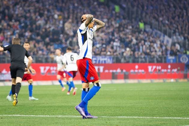 Soccer I Men I Season 2024 2025 I 2 Bundesliga I 29 Matchday I Hamburger SV Eintracht Braunschweig I 11 04 2025 Davie Selke 27, Hamburger SV annoys Hamburg Volksparkstadion Hamburg Germany Copyright: xLobecax xHenningxRohlfsx
