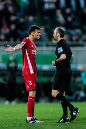 2 Soccer Bundesliga SpVgg Greuther Fürth 1 FC Köln 11 04 2025 Dejan Ljubicic 1 FC Köln, 7 discusses with referee Patrick Alt 2 Soccer Bundesliga, SpVgg Greuther Fürth 1 FC Köln, Fürth, Sportpark Ronhof Thomas Sommer on 11 04 2025 DFL REGULATIONS PROHIBIT ANY USE OF PHOTOGRAPHS AS IMAGE SEQUENCES AND OR QUASI VIDEO Copyright: xBEAUTIFULxSPORTS Wunderlx