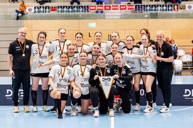 Sport Themen der Woche KW15 Sport Bilder des Tages 11.04.2025, GER, Handball, Frauen Juniorinnen, Saison 2024 2025, Jugendbundesliga A-Jugend, DHB-Pokalfinal, Thueringer HC - Bergischer HC 06 Siegerehrung des A-Jugend, DHB-Pokalfinale, der Thueringer HC gewinnt gegen den Bergischen HC 06 99947 Bad Langensalza Salza Halle Sporthalle Mehrz Thüringen Deutschland *** 11 04 2025, GER, Handball, Women Junior, Season 2024 2025, Youth League A Youth, DHB Cup Final, Thueringer HC Bergischer HC 06 Award Ceremony of the A Youth, DHB Cup Final, Thueringer HC wins against Bergischer HC 06 99947 Bad Langensalza Salza Halle Sporthalle Mehrz Thüringen Germany