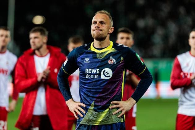 2 Fußball Bundesliga SpVgg Greuther Fürth 1 FC Köln 11 04 2025 Marvin Schwäbe 1 FC Köln, 1 pissed off, frustrated in front of the curve 2 Fußball Bundesliga, SpVgg Greuther Fürth 1 FC Köln, Fürth, Sportpark Ronhof Thomas Sommer am 11 04 2025 DFL REGULATIONS PROHIBIT ANY USE OF PHOTOGRAPHS AS IMAGE SEQUENCES AND OR QUASI VIDEO Copyright: xBEAUTIFULxSPORTS Wunderlx