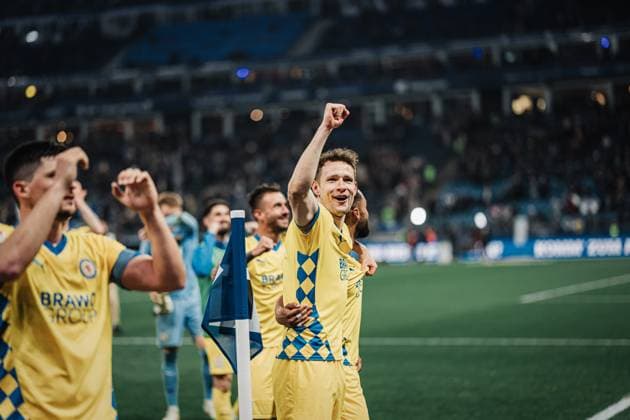 Soccer Men Season 2024 2025 2 Soccer Bundesliga 29 Matchday Hamburger SV vs Eintracht Braunschweig 11 04 2025 Ermin Bicakcic 6, Eintracht Braunschweig cheers after the win Hamburg Volksparkstadion Hamburg Germany