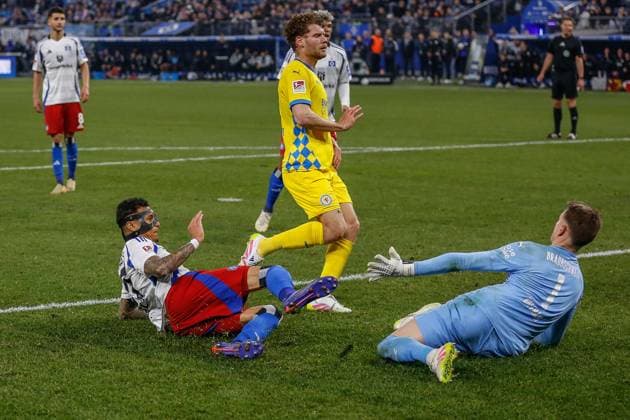 2 4 by Davie Selke HSV 21 Kevin Ehlers Ron Thorben Hoffmann Braunschweig Germany , Hamburg , Volksparkstadion , Football , 2 Bundesliga , Hamburger SV Eintracht Braunschweig