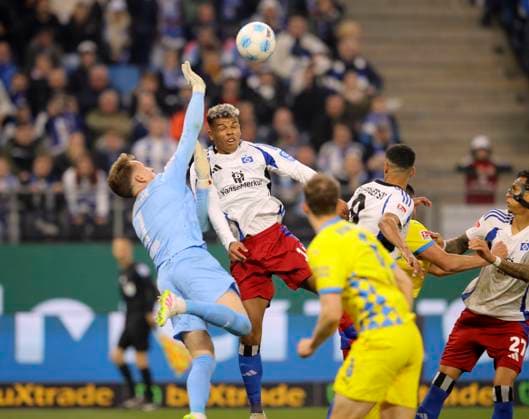 Photo Foul by Ransford Königsdörffer HSV on header attempt against goalkeeper Ron Thorben Hoffmann Braunschweig Soccer 2 Bundesliga , on Fri 11 04 2025 Hamburger SV Eintracht Brauschweig 2 4