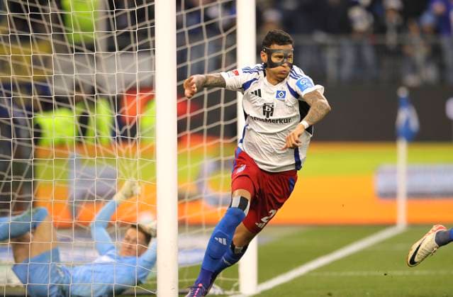 Photo Davie Selke HSV scoring the final goal to make it 1 2 , he does a lap of honor in jubilation Soccer 2 Bundesliga , on Fri 11 04 2025 Hamburger SV Eintracht Brauschweig 2 4