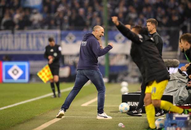 Photo Cheering after the final whistle by the players of Brauschweig and the coach Daniel Scherning Soccer 2 Bundesliga , on Fri 11 04 2025 Hamburger SV Eintracht Brauschweig 2 4