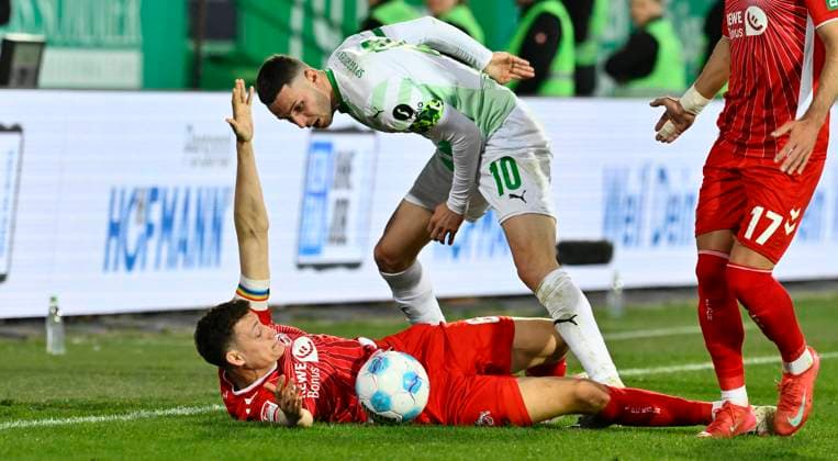 11 04 2025 Soccer Season 2024 2025 2 Soccer Bundesliga 29 Matchday SpVgg Greuther Fürth Kleeblatt 1 FC Köln FCK Sportfoto Zink xwoxzix DFL regulations prohibit any use of photographs as image sequences and or quasi video only for editorial use Eric Martel 6, FC Köln Branimir Hrgota 10, SpVgg Greuther Fürth