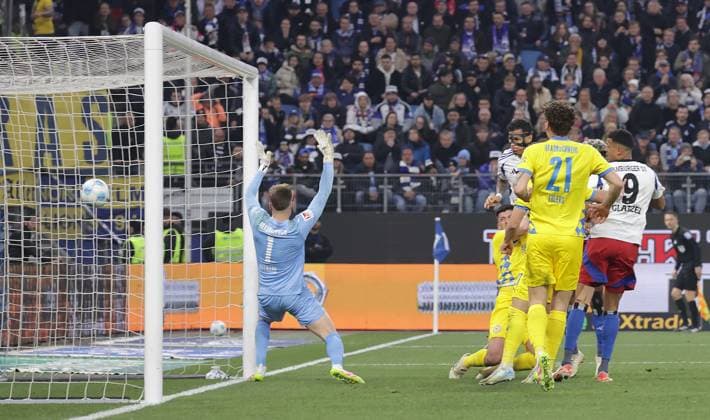 Davie Selke HSV scores a goal Football, Men, Season 2024 2025, 2 BL, Volksparkstadion, Hamburger SV, HSV vs Eintracht Braunschweig, 2 4 DFL REGULATIONS PROHIBIT ANY USE OF PHOTOGRAPHS AS IMAGE SEQUENCES AND OR QUASI VIDEO