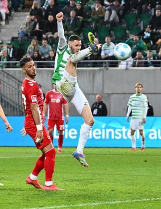11 04 2025 Soccer Season 2024 2025 2 Soccer Bundesliga 29 Matchday SpVgg Greuther Fürth Kleeblatt 1 FC Köln FCK Sportfoto Zink xwoxzix DFL regulations prohibit any use of photographs as image sequences and or quasi video only for editorial use Leart Paqarada 17, FC Köln Branimir Hrgota 10, SpVgg Greuther Fürth