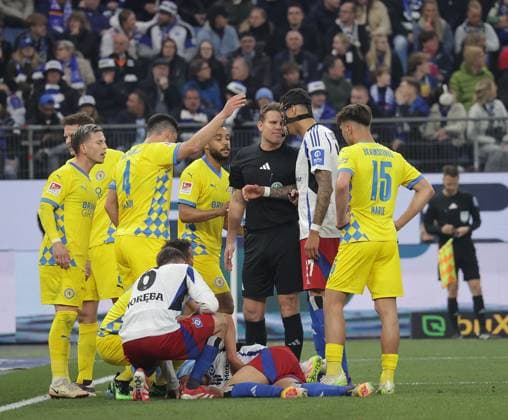 Referee Dr. Felix Brych, Daniel Elfadli HSV and goalkeeper Ron Thorben Hoffmann Eintracht Braunschweig injured themselves Football, Men, Season 2024 2025, 2 BL, Volksparkstadion, Hamburger SV, HSV vs Eintracht Braunschweig, 2 4 DFL REGULATIONS PROHIBIT ANY USE OF PHOTOGRAPHS AS IMAGE SEQUENCES AND OR QUASI VIDEO