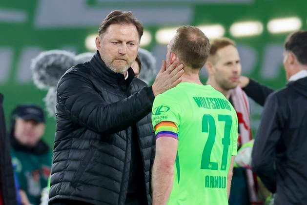 Sport Themen der Woche KW15 Trainer Ralph Hasenhuettl (VfL Wolfsburg) und Maximilian Arnold (VfL Wolfsburg) schauen enttaeuscht, Bundesliga, VfL Wolfsburg v RB Leipzig, Volkswagen Arena am 11. April 2025 in Wolfsburg, Deutschland. (Foto von Marco Steinbrenner DeFodi Images) Trainer Ralph Hasenhuettl (VfL Wolfsburg) und Maximilian Arnold (VfL Wolfsburg) look dejected, Bundesliga, VfL Wolfsburg v RB Leipzig, Volkswagen Arena, April 11, 2025 in Wolfsburg, Germany. (Photo by Marco Steinbrenner DeFodi Images) DFL regulations prohibit any use of photographs as image sequences and or quasi-video. *** Coach Ralph Hasenhuettl VfL Wolfsburg and Maximilian Arnold VfL Wolfsburg look dejected, Bundesliga, VfL Wolfsburg v RB Leipzig, Volkswagen Arena, April 11, 2025 in Wolfsburg, Germany Photo by Marco Steinbrenner DeFodi Images Coach Ralph Hasenhuettl VfL Wolfsburg and Maximilian Arnold VfL Wolfsburg look dejected, Bundesliga, VfL Wolfsburg v RB Leipzig, Volkswagen Arena, April 11, 2025 in Wolfsburg, Germany Photo by Marco Steinbrenner DeFodi Images DFL regulations prohibit any use of photographs as image sequences and or quasi video