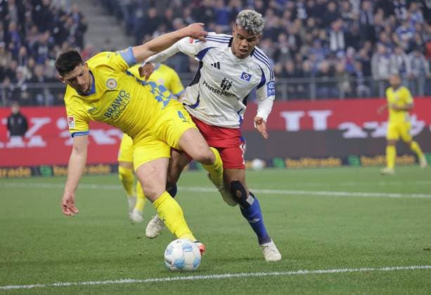 Jannis Nikolaou Eintracht Braunschweig , Ransford Yeboah Koenigsdoerffer HSV Fussball, Herren, Saison 2024 2025, 2 BL, Volksparkstadion, Hamburger SV, HSV vs Eintracht Braunschweig, 2 4 DFL REGULATIONS PROHIBIT ANY USE OF PHOTOGRAPHS AS IMAGE SEQUENCES AND OR QUASI VIDEO