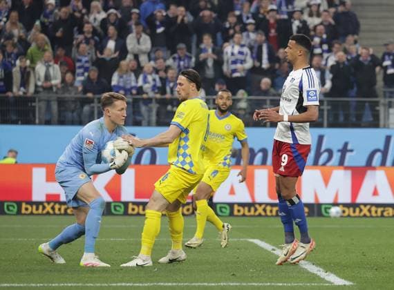 Goalkeeper Ron Thorben Hoffmann Eintracht Braunschweig , Ermin Bicakcic Eintracht Braunschweig , Robert Glatzel HSV Fussball, Herren, Saison 2024 2025, 2 BL, Volksparkstadion, Hamburger SV, HSV gegen Eintracht Braunschweig, 2 4 DFL REGULATIONS PROHIBIT ANY USE OF PHOTOGRAPHS AS IMAGE SEQUENCES AND OR QUASI VIDEO