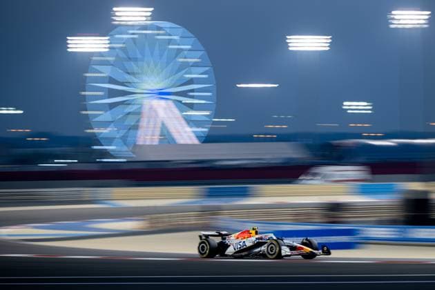 Liam Lawson Visa Cash App Racing Bulls F1 Team, New Zealand, 30 in VCARB 02, behind the Ferris wheel, BAH, Formula 1 World Championship, Gulf Air Grand Prix of Bahrain, Bahrain International Circuit, Free Practice, 2025 season, 11 04 2025 BAH, Formula 1 World Championship, Gulf Air Grand Prix of Bahrain, Bahrain International Circuit, Free Practice, 2025 season, 11 04 2025 Sakhir Copyright: xEibner-Pressefoto Memmlerx EP_MMR