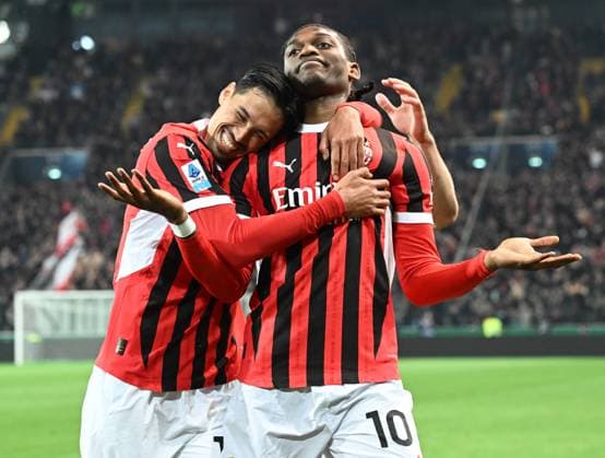 Sport Themen der Woche KW15 Sport Bilder des Tages (250412) -- UDINE, April 12, 2025 -- AC Milan s Rafael Leao (R) celebrates his goal with his teammate Tijjani Reijnders during a Serie A football match between Udinese and AC Milan in Udine, Italy, April 11, 2025. (Photo by Xinhua) (SP)ITALY-UDINE-FOOTBALL-SERIE A-UDINESE VS AC MILAN AlbertoxLingria 