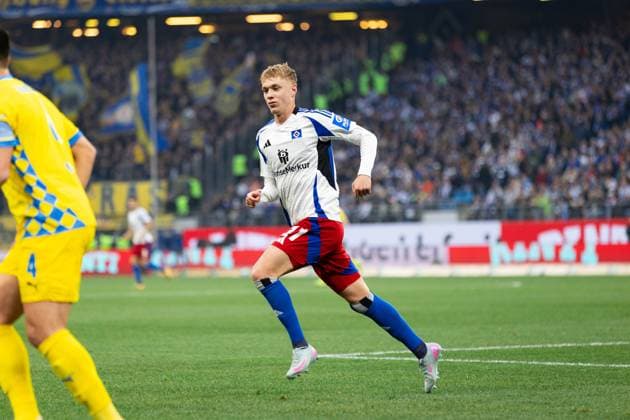 Soccer I Men I Season 2024 2025 I 2 Bundesliga I 29 Matchday I Hamburger SV Eintracht Braunschweig I 11 04 2025 Adam Karabec 17, Hamburger SV in focus Hamburg Volksparkstadion Hamburg Germany Copyright: xLobecax xHenningxRohlfsx
