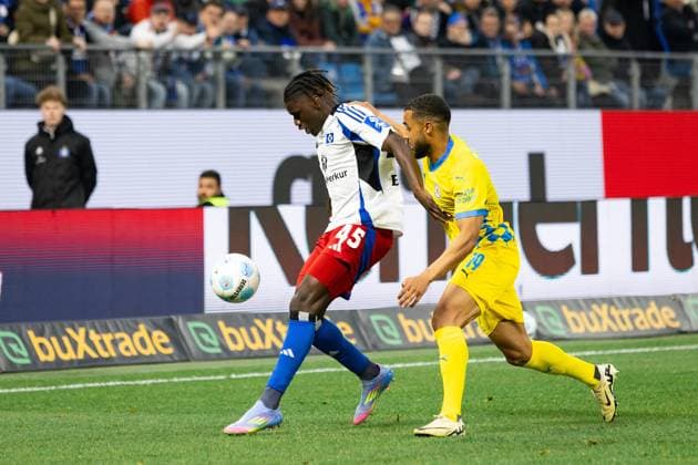 Soccer I Men I Season 2024 2025 I 2 Bundesliga I Matchday 29 I Hamburger SV Eintracht Braunschweig I 11 04 2025 Fabio Balde 45, Hamburger SV v Leon Bell Bell 19, Eintracht Braunschweig Hamburg Volksparkstadion Hamburg Germany Copyright: xLobecax xHenningxRohlfsx
