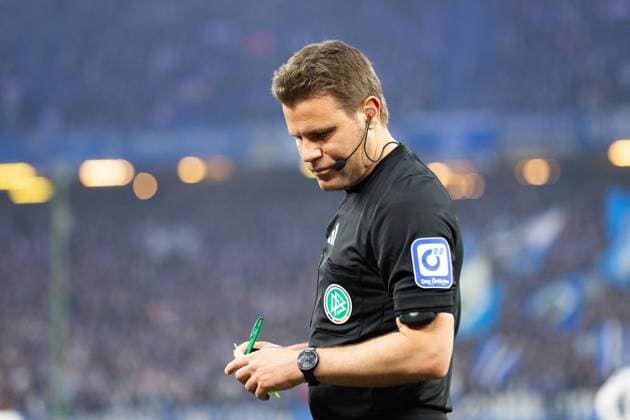 Soccer I Men I Season 2024 2025 I 2 Bundesliga I 29 Matchday I Hamburger SV Eintracht Braunschweig I 11 04 2025 Dr Feliux Brych Referee in focus Hamburg Volksparkstadion Hamburg Germany Copyright: xLobecax xHenningxRohlfsx