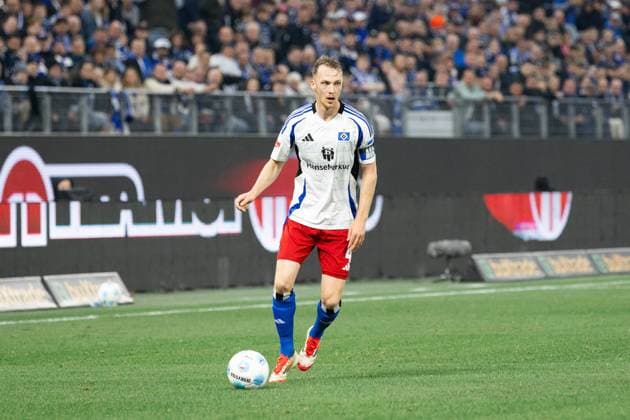 Fußball I Herren I Saison 2024-2025 I 2. Bundesliga I 29. Spieltag I Hamburger SV - Eintracht Braunschweig I 11.04.2025 Sebastian Schonlau (4, Hamburger SV) am Ball. Hamburg Volksparkstadion Hamburg Deutschland *** Soccer I Men I Season 2024 2025 I 2 Bundesliga I 29 Matchday I Hamburger SV Eintracht Braunschweig I 11 04 2025 Sebastian Schonlau 4, Hamburger SV on the ball Hamburg Volksparkstadion Hamburg Germany Copyright: xLobecax xHenningxRohlfsx
