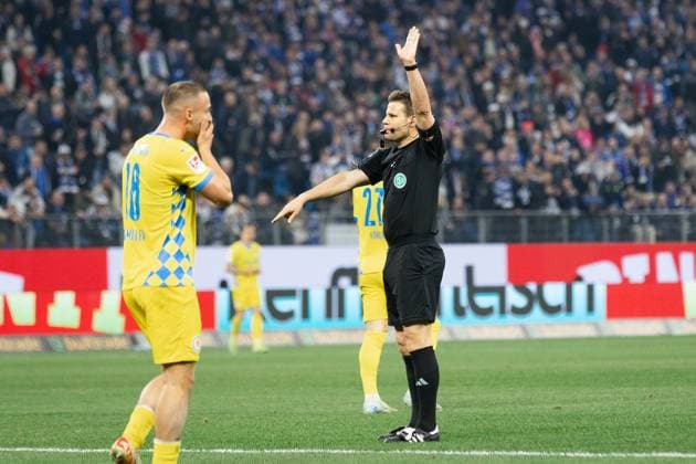 Soccer I Men I Season 2024 2025 I 2 Bundesliga I 29 Matchday I Hamburger SV Eintracht Braunschweig I 11 04 2025 Dr Felix Brych Referee in Focus Hamburg Volksparkstadion Hamburg Germany Copyright: xLobecax xHenningxRohlfsx