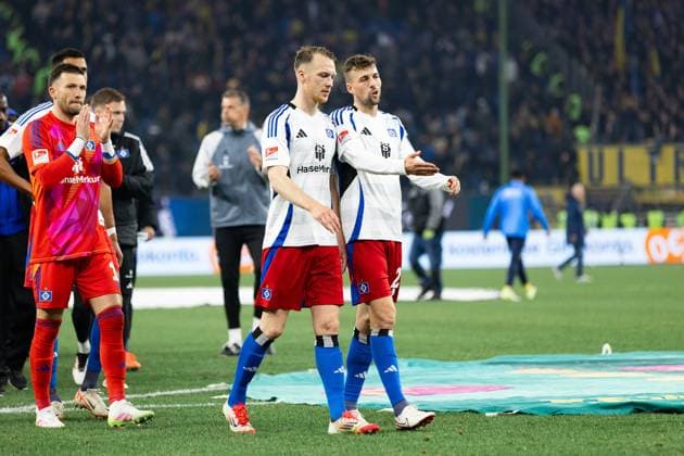 Soccer I Men I Season 2024 2025 I 2 Bundesliga I 29 Matchday I Hamburger SV Eintracht Braunschweig I 11 04 2025 Sebastian Schonlau 4, Hamburger SV and Jonas Meffert 23, Hamburger SV in conversation Hamburg Volksparkstadion Hamburg Germany Copyright: xLobecax xHenningxRohlfsx