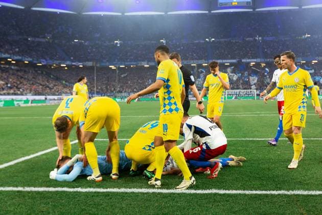 Soccer I Men I Season 2024 2025 I 2 Bundesliga I Matchday 29 I Hamburger SV Eintracht Braunschweig I 11 04 2025 Ron Thorben Hoffmann 1, Eintracht Braunschweig and Daniel Elfadli 8, Hamburger SV lie on the ground after the collision Hamburg Volksparkstadion Hamburg Germany Copyright: xLobecax xHenningxRohlfsx