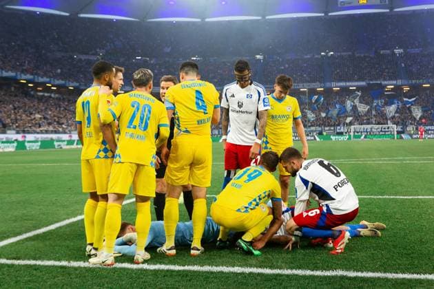 Soccer I Men I Season 2024 2025 I 2 Bundesliga I Matchday 29 I Hamburger SV Eintracht Braunschweig I 11 04 2025 Ron Thorben Hoffmann 1, Eintracht Braunschweig and Daniel Elfadli 8, Hamburger SV lie on the ground after the collision Hamburg Volksparkstadion Hamburg Germany Copyright: xLobecax xHenningxRohlfsx