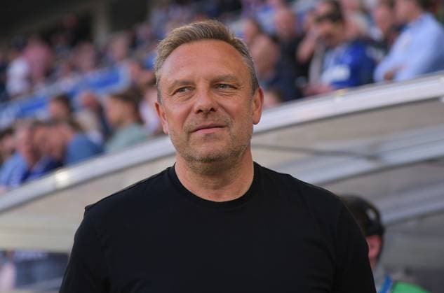 04 04 2025, xblx, Fußball 2 Bundesliga, Karlsruher SC Hannover 96 v l Trainer Andre Breitenreiter Coach Hannover 96 DFL DFB REGULATIONS PROHIBIT ANY USE OF PHOTOGRAPHS as IMAGE SEQUENCES and or QUASI VIDEO Karlsruhe