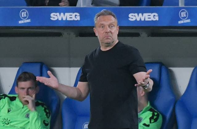 04 04 2025, xblx, Fussball 2 Bundesliga, Karlsruher SC Hannover 96 v l Trainer Andre Breitenreiter Coach Hannover 96 , gibt Anweisungen, gestikuliert, mit den Armen gestikulieren gives instructions, gesticulate DFL DFB REGULATIONS PROHIBIT ANY USE OF PHOTOGRAPHS as IMAGE SEQUENCES and or QUASI VIDEO Karlsruhe