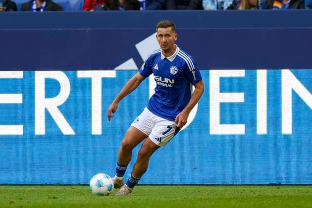 Gelsenkirchen, Germany, 06 04 25 Paul Seguin FC Schalke 04 in action on the ball, single action during the 2 Bundesliga match between FC Schalke 04 vs SV SSV Ulm 1846 at Veltins Arena Gelsenkirchen Veltins Arena North Rhine Westphalia Germany Copyright: xBrauer-Fotoagenturx xAdrianxSchlx