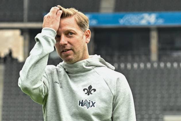 Fußball 2 Bundesliga, Hertha BSC Berlin SV Darmstadt 98 12 04 2025, xdanx, Fussball 2 Bundesliga, Hertha BSC Berlin SV Darmstadt 98 v l Florian Kohfeldt SV Darmstadt 98 Trainer gibt Anweisungen, gestikuliert mit den Armen, gesticulate, gives instructions DFL DFB REGULATIONS PROHIBIT ANY USE OF PHOTOGRAPHS as IMAGE SEQUENCES and or QUASI VIDEO Daniel Lakomski Mix1Press Berlin Olympiastadion Berlin Deutschland DEU Copyright: xDanielxLakomskix