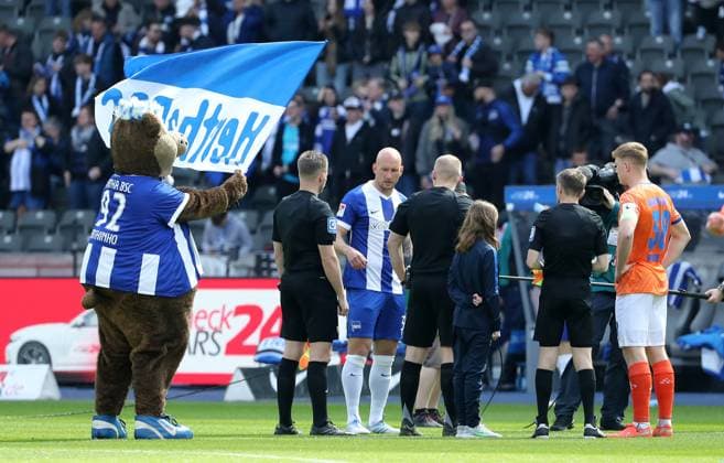 Toni Leistner and goalkeeper Clemens Riedel at side selection Sport Football Soccer DFL 2 Bundesliga Men 29 Matchday Season 2024 2025 12 04 2025 Hertha BSC Berlin vs SV Darmstadt 98 DFL regulations prohibit any use of photographs as image sequences and or quasi video