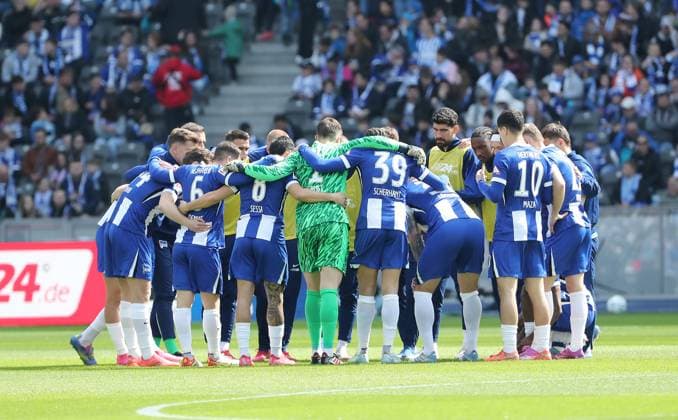 Berlin team circle swear in before the start of the match Ritual Sport Football Soccer DFL 2 Bundesliga Men 29 Matchday Season 2024 2025 12 04 2025 Hertha BSC Berlin vs SV Darmstadt 98 DFL regulations prohibit any use of photographs as image sequences and or quasi video