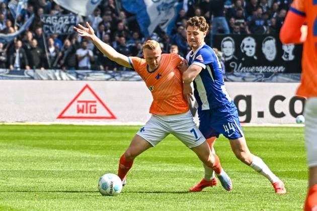 Soccer 2 Bundesliga, Hertha BSC Berlin SV Darmstadt 98 12 04 2025, xdanx, Soccer 2 Bundesliga, Hertha BSC Berlin SV Darmstadt 98 v l Isac Lidberg SV Darmstadt 98 ,Linus Gechter Hertha BSC Zweikampf, Duell, Kampf, tackle DFL DFB REGULATIONS PROHIBIT ANY USE OF PHOTOGRAPHS as IMAGE SEQUENCES and or QUASI VIDEO Daniel Lakomski Mix1Press Berlin Olympiastadion Berlin Germany DEU Copyright: xDanielxLakomskix