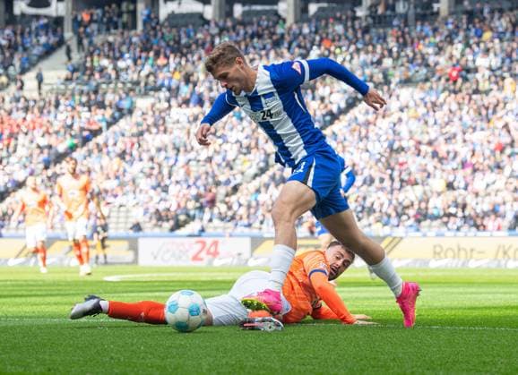 Soccer, Men, Season 2024 2025, 2 Bundesliga 29 Matchday , Hertha BSC SV Darmstadt 98, v l Philipp Förster Darmstadt 98 , Marton Dardai Hertha BSC , 12 04 2025, Copyright: xSebastianxRäppold MatthiasxKochx