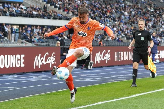 12 04 2025, xtgx, Soccer 2 Bundesliga, Hertha BSC Berlin SV Darmstadt 98 emspor, v l Philipp Foerster Förster, Darmstadt, 18 am Ball, plays the ball DFL DFB REGULATIONS PROHIBIT ANY USE OF PHOTOGRAPHS as IMAGE SEQUENCES and or QUASI VIDEO Berlin