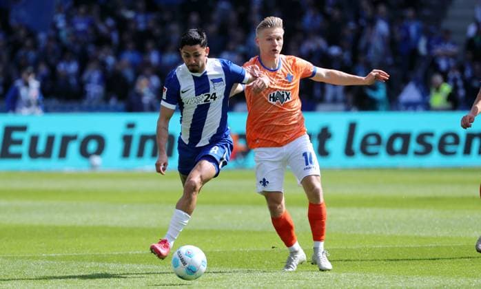 Kevin Diego Sessa on the ball, Andreas Müller duel Match scene Action Sport Soccer Football DFL 2 Bundesliga Men 29 Matchday Season 2024 2025 12 04 2025 Hertha BSC Berlin vs SV Darmstadt 98 DFL regulations prohibit any use of photographs as image sequences and or quasi video