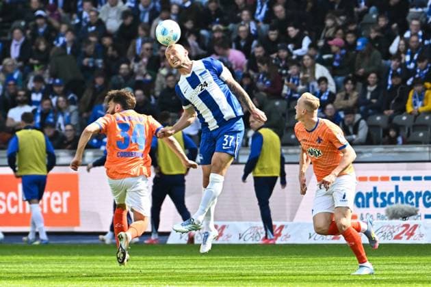 Soccer 2 Bundesliga, Hertha BSC Berlin SV Darmstadt 98 12 04 2025, xdanx, Soccer 2 Bundesliga, Hertha BSC Berlin SV Darmstadt 98 v l Toni Leistner Hertha BSC ,Isac Lidberg SV Darmstadt 98 Zweikampf, Duell, Kampf, tackle DFL DFB REGULATIONS PROHIBIT ANY USE OF PHOTOGRAPHS as IMAGE SEQUENCES and or QUASI VIDEO Daniel Lakomski Mix1Press Berlin Olympiastadion Berlin Germany DEU Copyright: xDanielxLakomskix