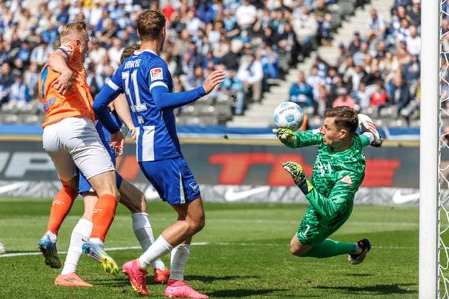 Berlin,12 4 25, Soccer, 2 Bundesliga, Matchday 29, Hertha BSC SV Darmstadt 98, Olympiastadion Lidberg Isac of SV Darmstadt 98 fails to beat Berlin goalkeeper Tjark Ernst DFL regulations and DFB regulations prohibit any use of photographs as image sequences and or quasi video, Foto Andreas Gora Hertha BSC SV Darmstadt 98