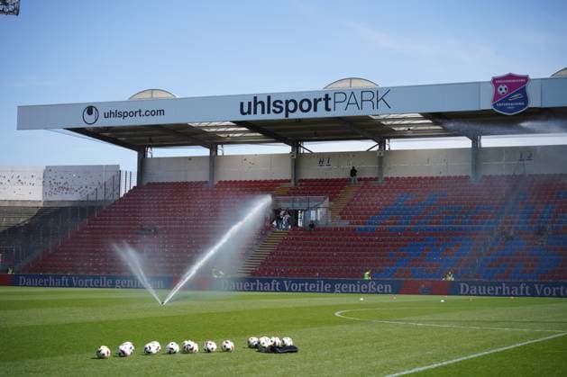 3 Liga SpVgg Unterhaching VfB Stuttgart II Unterhaching, 12 04 2025 The sprinklers in action on the pitch of the Uhlsport Park 33 matchday of the 3 Liga, SpVgg Unterhaching VfB Stuttgart II, Unterhaching, Uhlsport Park on 12 04 2025 DFB REGULATIONS PROHIBIT ANY USE OF PHOTOGRAPHS AS IMAGE SEQUENCES AND OR QUASI VIDEO Copyright: xBEAUTIFULxSPORTSx Pajonkx
