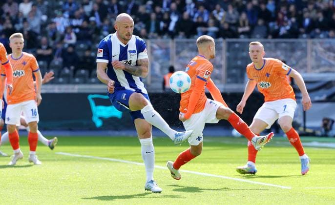 Toni Leistner on the ball, Fabian Nürnberger, Isac Lidberg duel Match scene Action Sport Soccer Football DFL 2 Bundesliga Men 29 Matchday Season 2024 2025 12 04 2025 Hertha BSC Berlin vs SV Darmstadt 98 DFL regulations prohibit any use of photographs as image sequences and or quasi video
