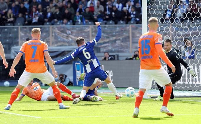 Fabian Reese, Diego Demme, goal from offside position duel match scene action sport soccer soccer DFL 2 Bundesliga Men 29 Matchday Season 2024 2025 12 04 2025 Hertha BSC Berlin vs SV Darmstadt 98 DFL regulations prohibit any use of photographs as image sequences and or quasi video