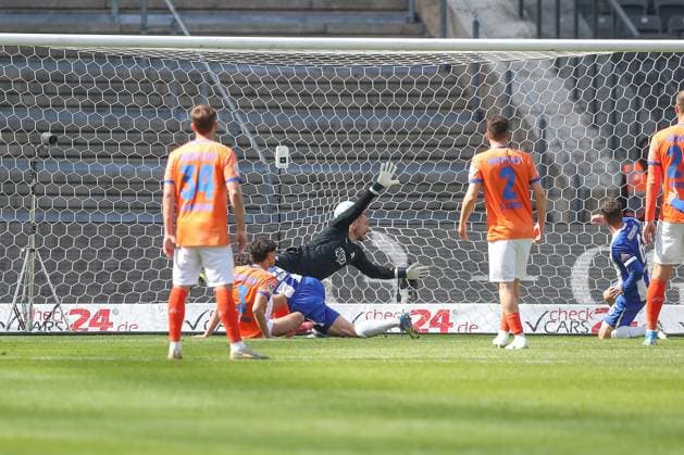 12 04 2025, xtgx, Soccer 2 Bundesliga, Hertha BSC Berlin SV Darmstadt 98 emspor, v l offside goal by Diego Demme Hertha, 6 DFL DFB REGULATIONS PROHIBIT ANY USE OF PHOTOGRAPHS as IMAGE SEQUENCES and or QUASI VIDEO Berlin