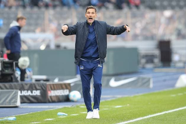 12 04 2025, xtgx, Fußball 2 Bundesliga, Hertha BSC Berlin SV Darmstadt 98 emspor, v l Stefan Leitl Hertha, Trainer gibt Anweisungen, gestikuliert mit den Armen, gesticulate, gives instructions DFL DFB REGULATIONS PROHIBIT ANY USE OF PHOTOGRAPHS as IMAGE SEQUENCES and or QUASI VIDEO Berlin