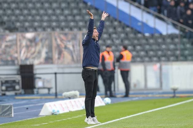 12 04 2025, xtgx, Fußball 2 Bundesliga, Hertha BSC Berlin SV Darmstadt 98 emspor, v l Florian Kohfeldt Darmstadt, Trainer gibt Anweisungen, gestikuliert mit den Armen, gesticulate, gives instructions DFL DFB REGULATIONS PROHIBIT ANY USE OF PHOTOGRAPHS as IMAGE SEQUENCES and or QUASI VIDEO Berlin