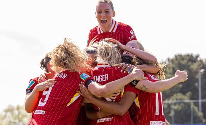 Bilder des Jahres 2025, Sport 04 April Sport Themen der Woche KW15 Sport Bilder des Tages Football - FA Women™s FA Cup - Semi-Final - Chelsea FC Women v Liverpool FC Women LONDON, ENGLAND - Saturday, April 12, 2025: Liverpool s Olivia Smith (R) celebrates with team-mates after scoring the first goal during the FA Women™s FA Cup Semi-Final match between Chelsea FC Women and Liverpool FC Women at Kingsmeadow. (Photo by David Rawcliffe Propaganda) LONDON Kingsmeadow GREATER LONDON ENGLAND  Copyright: xPropagandaxPhotoxAgencyx P2025-04-12-Chelsea_W_Liverpool_W-55