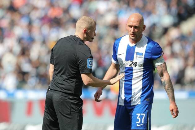 12 04 2025, xtgx, Soccer 2 Bundesliga, Hertha BSC Berlin SV Darmstadt 98 emspor, v l Toni Leistner Hertha, 37 discusses with referee, referee Timo Gansloweit DFL DFB REGULATIONS PROHIBIT ANY USE OF PHOTOGRAPHS as IMAGE SEQUENCES and or QUASI VIDEO Berlin