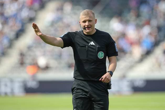 12 04 2025, xtgx, Fussball 2 Bundesliga, Hertha BSC Berlin SV Darmstadt 98 emspor, v l Schiedsrichter, Schiri, referee Timo Gansloweit DFL DFB REGULATIONS PROHIBIT ANY USE OF PHOTOGRAPHS as IMAGE SEQUENCES and or QUASI VIDEO Berlin