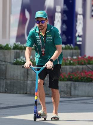 12 04 2025, Bahrain International Circuit, Sakhir, Formula 1 Gulf Air Bahrain Grand Prix 2025 ,in the picture Fernando Alonso ESP , Aston Martin Aramco Cognizant Formula One Team in flip flops on a scooter Photo by Hasan Bratic DeFodi Images